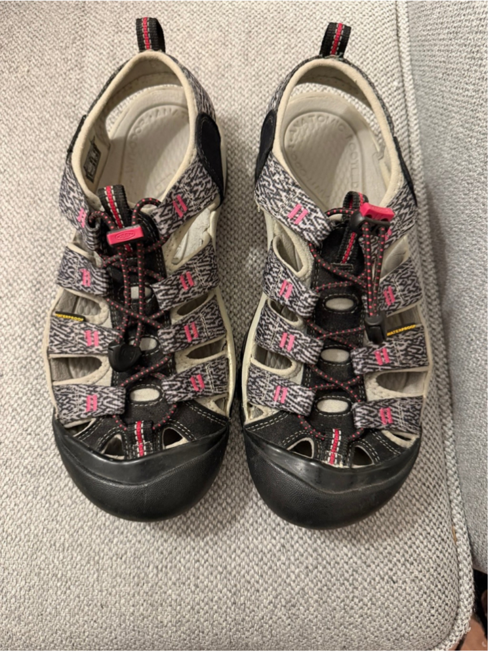 KEEN Newport H2 water sandals featuring a black and gray with pink accents sz 9